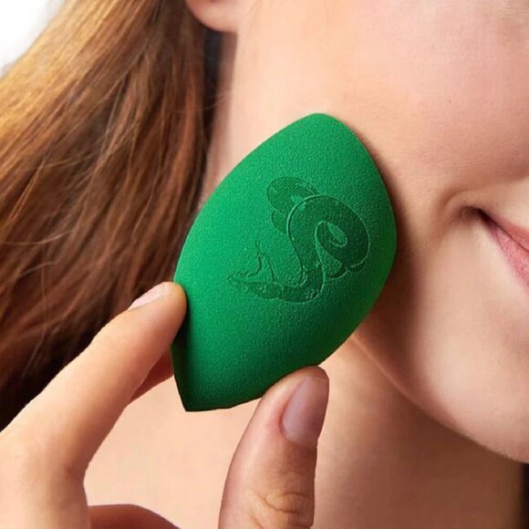 SOLD - 4pc Harry Potter Hogwarts Makeup Sponge Set Soft Teardrop New - Picture 9 of 10